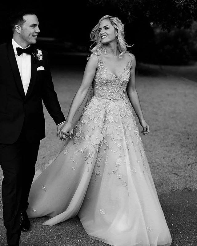 Gorgeous A Line Bohemian Dresses V Neck Lace 3D Floral Appliques Beaded Sweep Train Country Wedding Dress Pearls Beach Bridal Gowns