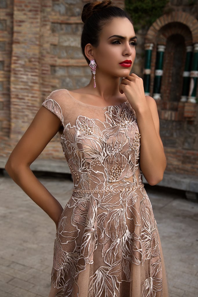 2020 Modest Beautiful Jewel Sleeveless Backless A Line Evening Dresses Lace Applique Pearls Formal Dresses Sweep Train Party Gown