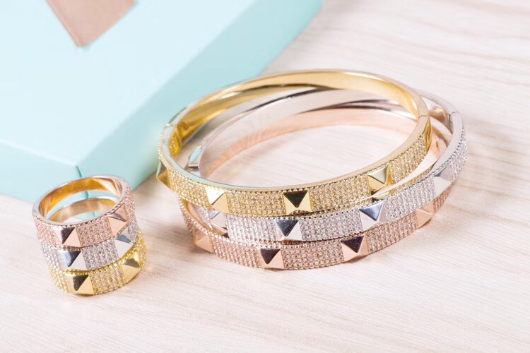 Europe America Classic Brand Jewelry Sets Lady Brass Full Diamond Four Rivet H Letter 18K Gold Engagement Bracelets Ring 3 Color
Europe America Classic Brand Jewelry Sets Lady Brass Full Diamond Four Rivet H Letter 18K Gold Engagement Bracelets Ring 3 Color