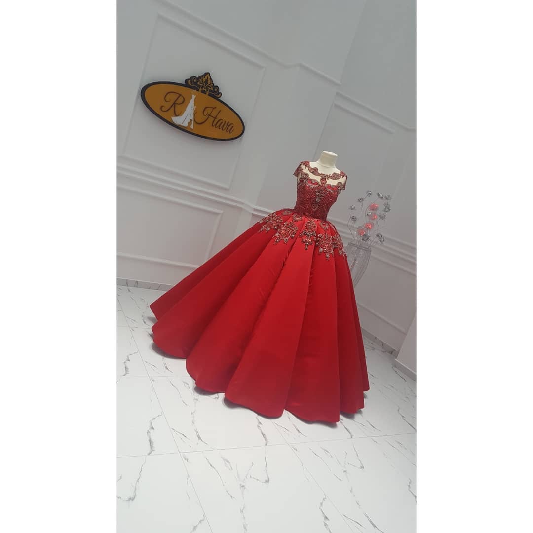 Gorgeous Red Ball Gown Wedding Dresses Jewel Neck Lace Appliqued Beads Crystal Wedding Gowns Cap Sleeve Vintage Bridal Dress