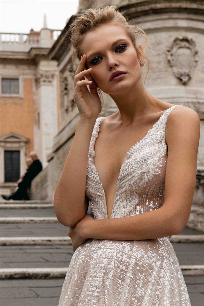 Luxury Bling Bling 2019 Wedding Dresses Lace Appliqued V Neck Beads Sweep Train Beach Sexy Country Style Wedding Dress Bridal Gowns
