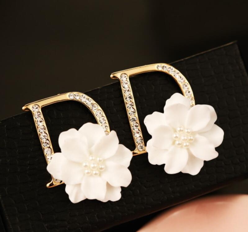 Temperament Lady Letter D Gold Earrings Fashion White Shell Flower Women Earrings 18K Gold Plated Zircon Luxury Female Stud Earrings
Temperament Lady Letter D Gold Earrings Fashion White Shell Flower Women Earrings 18K Gold Plated Zircon Luxury Female Stud Earrings