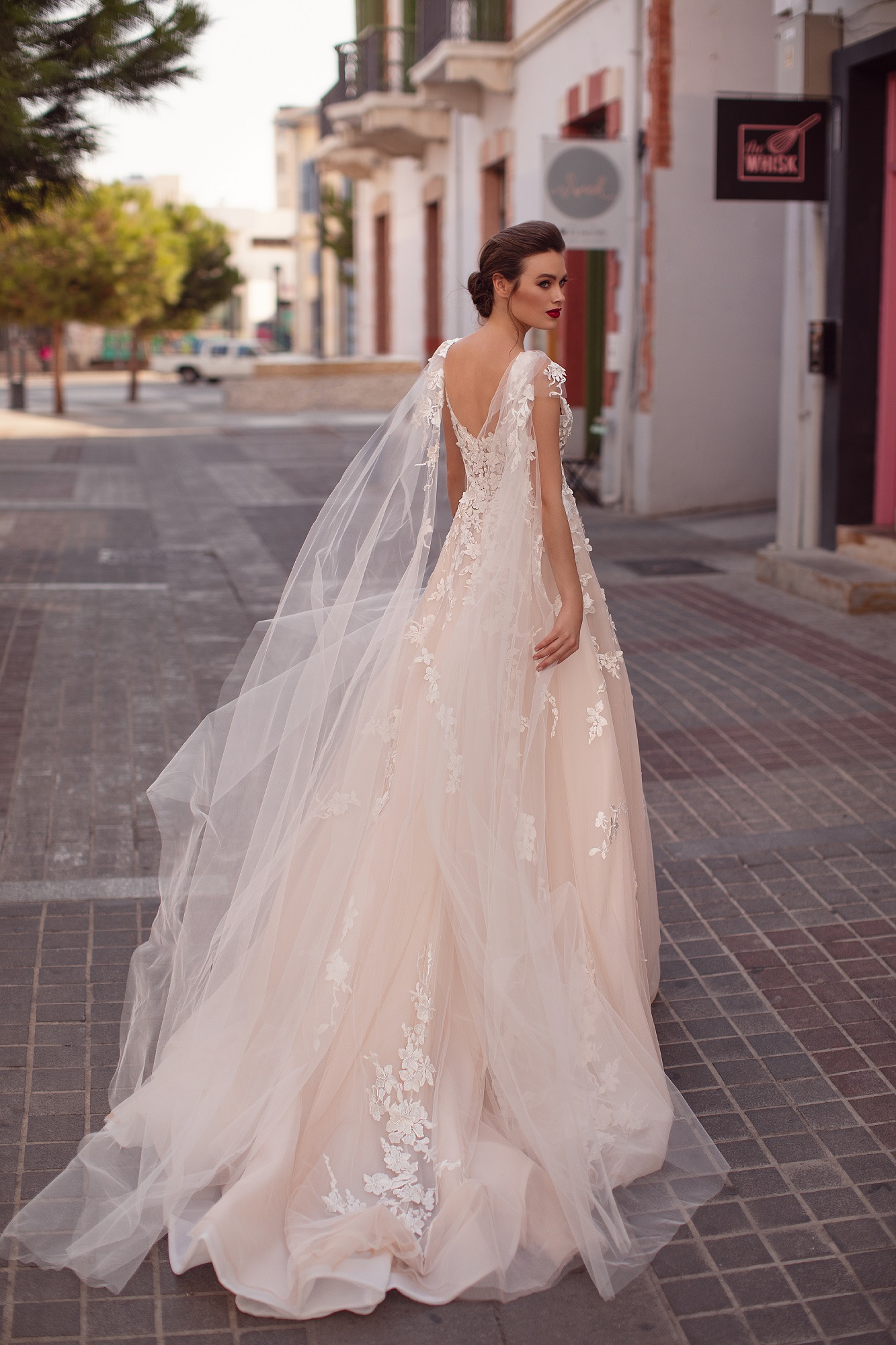 Elegant Dresses V Neck Capped Sleeve Lace Appliques Bridal Gowns Backless Sweep Train A e Wedding Dress Robe De Mariee