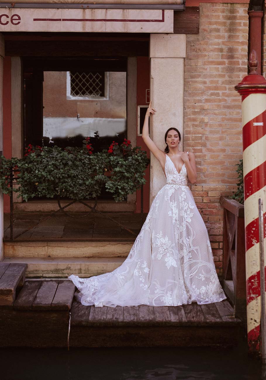 2020 Inbal Dror Wedding Dresses A Line Lace Appliqued V Neck Crystal Belt Bohemia Bridal Gowns Sweep Train Custom Made Vestidos de Novia