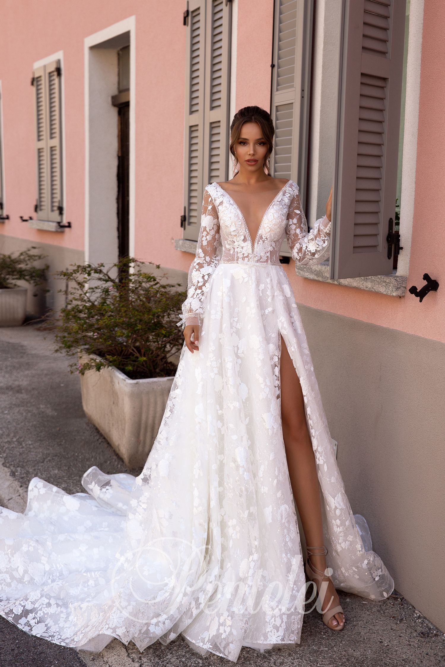 2020 Long Sleeve Wedding Dresses Deep V Neck A Line Appliqued Lace High Side Split Wedding Dress Sweep Train Custom Made Vestidos De Novia