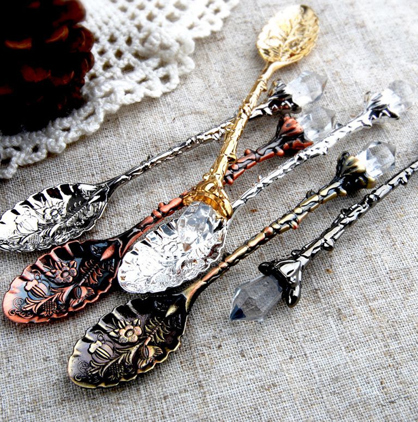 Royal Metal spoon Carved Coffee Spoons Forks with Crystal Head Kitchen Fruit Dessert Ice-cream Scoop gift Metal Spoons KKA7926
Royal Metal spoon Carved Coffee Spoons Forks with Crystal Head Kitchen Fruit Dessert Ice-cream Scoop gift Metal Spoons KKA7926