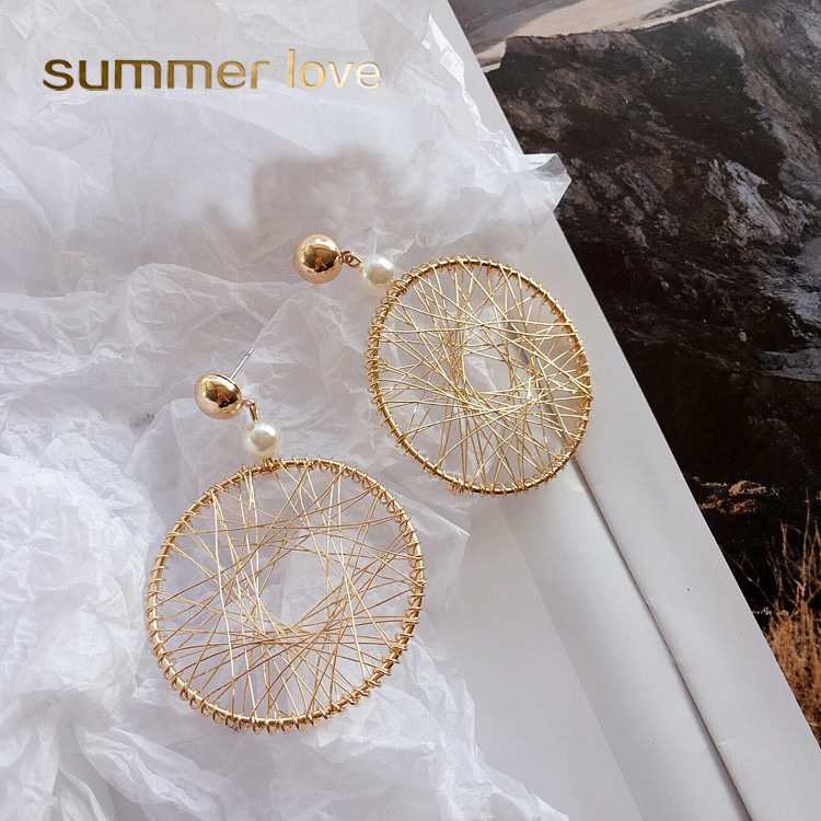 2019 Hot Sale Korean Geometric Round Thread Winding Exaggerated Pendant Earrings for Simple Design Gold Hollow Earrings Jewelry
2019 Hot Sale Korean Geometric Round Thread Winding Exaggerated Pendant Earrings for Simple Design Gold Hollow Earrings Jewelry