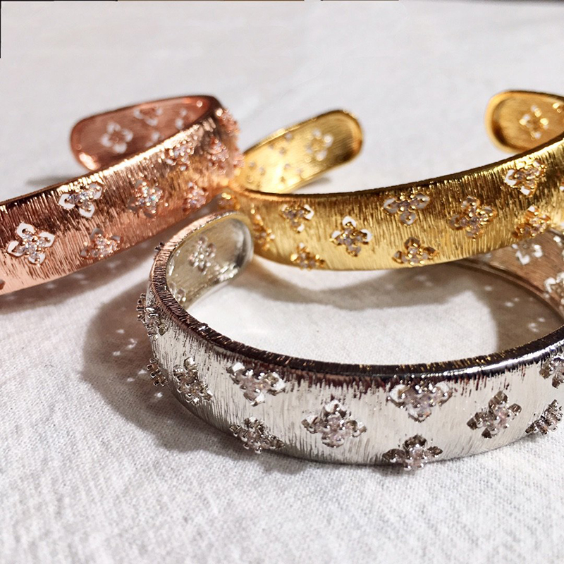 Luxury Designer Rose Gold Bracelets for Women Clover Open Cuff Bracelets Hot Fashion Free of Shipping Fashion Luxury Designer Jewelry
Luxury Designer Rose Gold Bracelets for Women Clover Open Cuff Bracelets Hot Fashion Free of Shipping Fashion Luxury Designer Jewelry