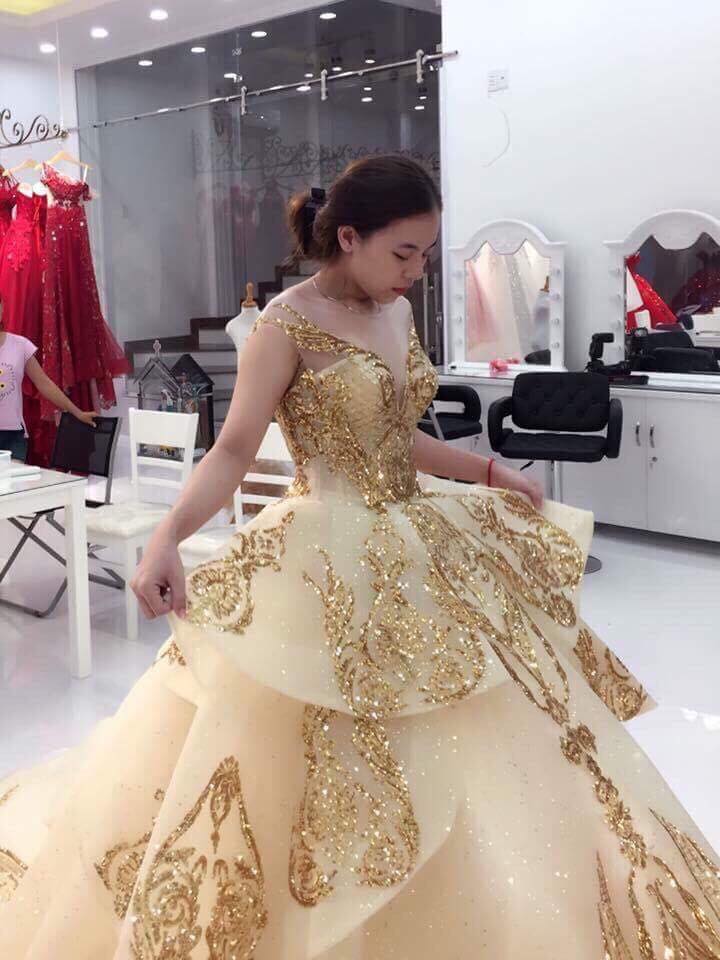 Gold Lace Ball Gown Wedding Dresses Sequined Sheer Jewel Neck Appliqued Bridal Gowns Chapel Train Tiered Organza Vestidos De Novia