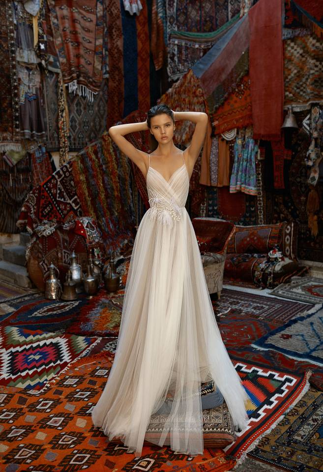 Liz Martinez 2019 Wedding Dresses Spaghetti Backless Boho Bridal Gowns With Feathers Tulle A Line Wedding Dress Beach robe de mariée Cheap