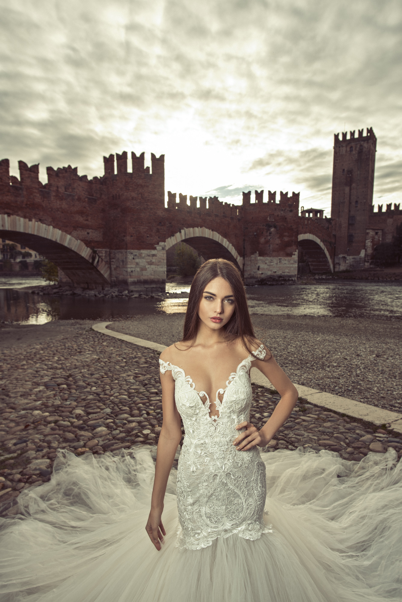 Julia Kontogruni Mermaid Wedding Dresses 2019 Sheer V Neck Cap Sleeves Lace Applique Court Train Beach Wedding Dress Backless Bridal Gowns