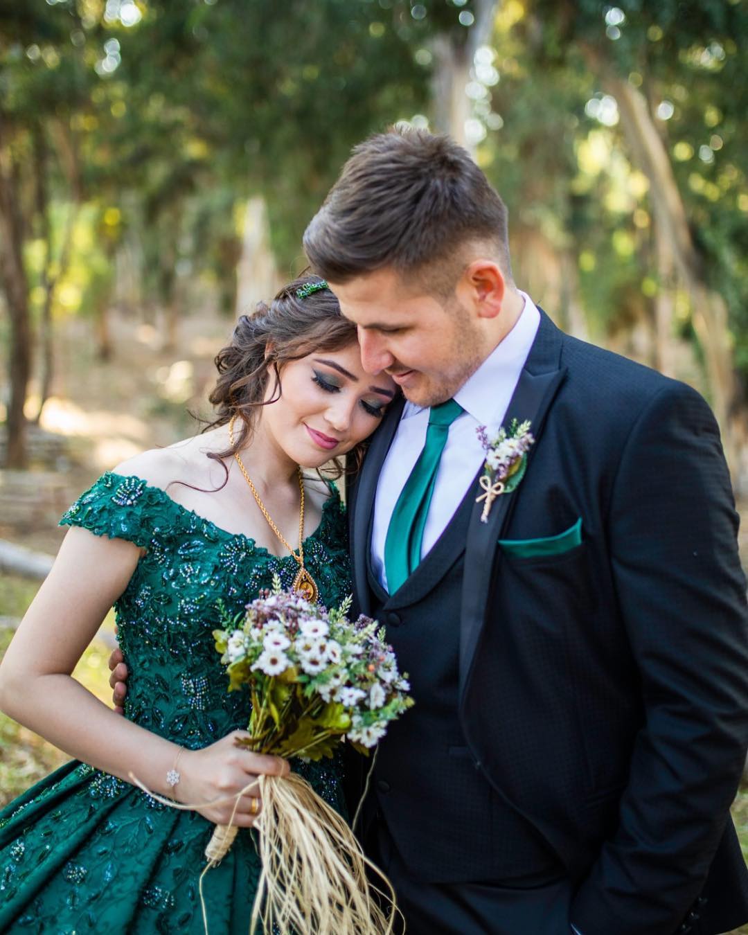 Modest Plus Ball Gown Off Shoulder Sleeveless Lace Up Wedding Dresses Lace Applique Crystal Beaded Wedding Gowns Sweep Train Bridal Gowns
