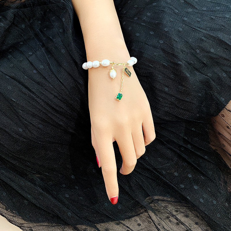 French pearl bracelet pendant hand string light retro court wind simple personality temperament ornaments
French pearl bracelet pendant hand string light retro court wind simple personality temperament ornaments
