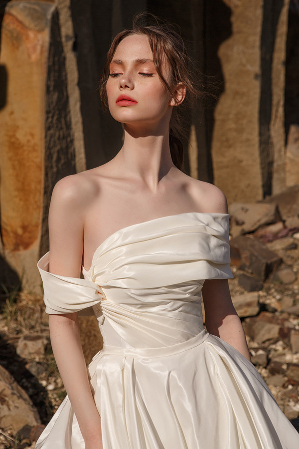 2020 Side Split Wedding Dresses Off The Shoulder A Line Sweep Train Bling Fabric Bohemian Wedding Dress Custom Made Boho Bridal Gowns