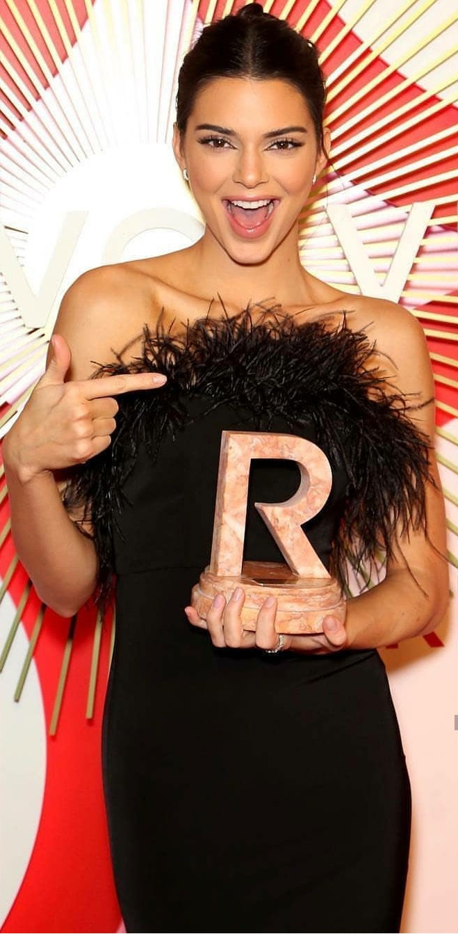 Fashion Little Black Prom Dresses Sheath Strapless Feathers Cocktail Party Dress Knee Length Red Carpet Dresses Custom Made Formal Wear