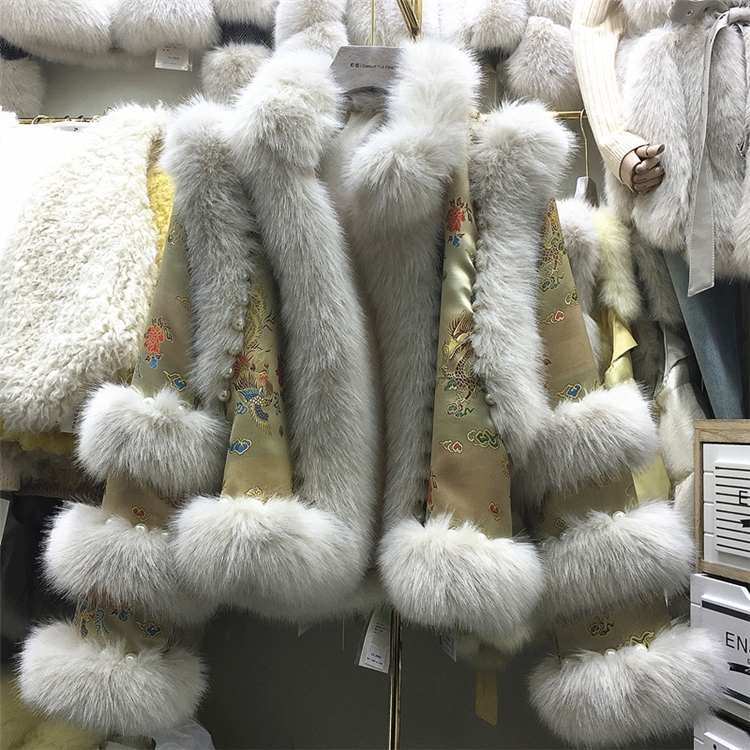 2020 New design women's retro Chinese style royal satin fabric embroidery flower patched faux fox fur short coat beading casacos, Beige
2020 New design women's retro Chinese style royal satin fabric embroidery flower patched faux fox fur short coat beading casacos, Beige