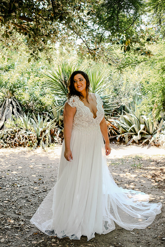 2020 New Arrival Wedding Gowns Lace Tulle Applique V Neck Sleeveless Plus Size Wedding Dresses A Line Sweep Train Zipper Beads Bridal Gown
