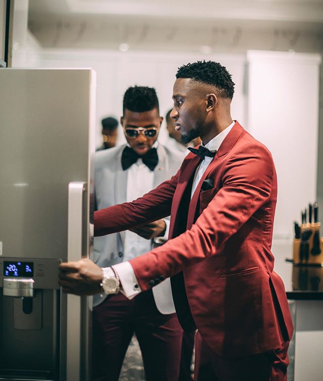 2019 Red Bridegroom Tuxedos Peaked Lapel Best Man Suits Three Pieces Custom Made Suit Mens Prom Gowns (Jacket+Vest+Pants)