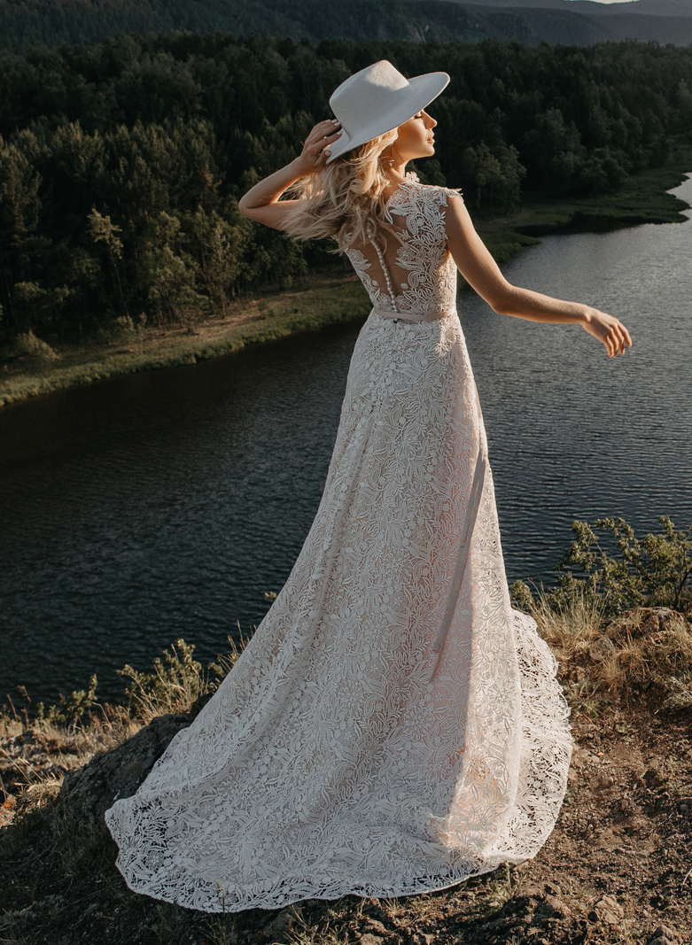 Bohemian Wedding Dresses Jewel Neck A Line Appliqued Cap Sleeves Boho Wedding Dress Sweep Train Lace Cheap Vestidos De Novia