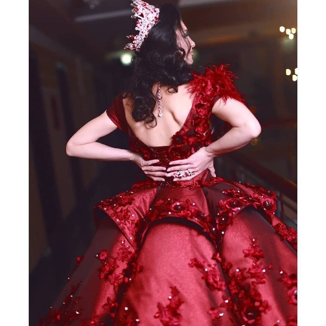 2020 New Arrival Burgundy Evening Dresses Feather 3D Floral Applique Beads Satin Ball Gown Prom Dress Ruffles Gorgeous Formal Occasion Gowns