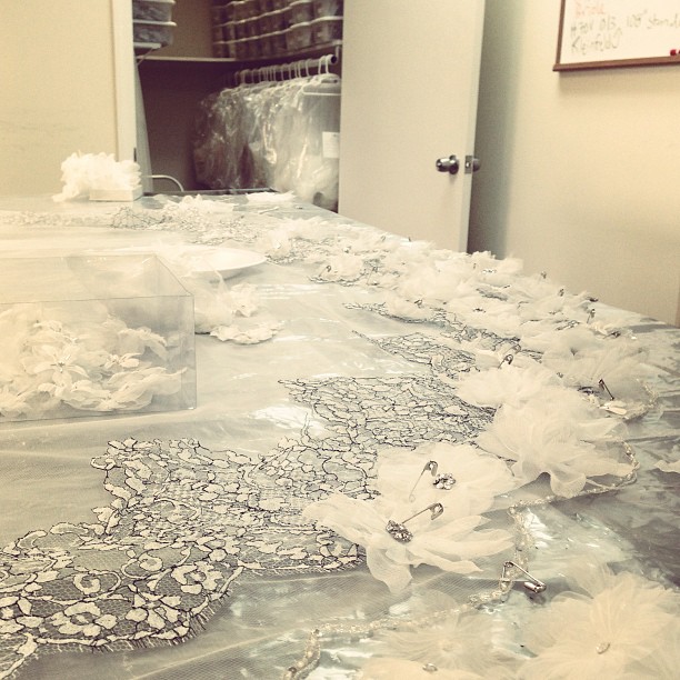 Sparkle Wedding Veils 3D Floral Appliques With Rhinestone Beads 3M White Ivory Wedding Veil Cathedral Length Custom Made Bridal Veil