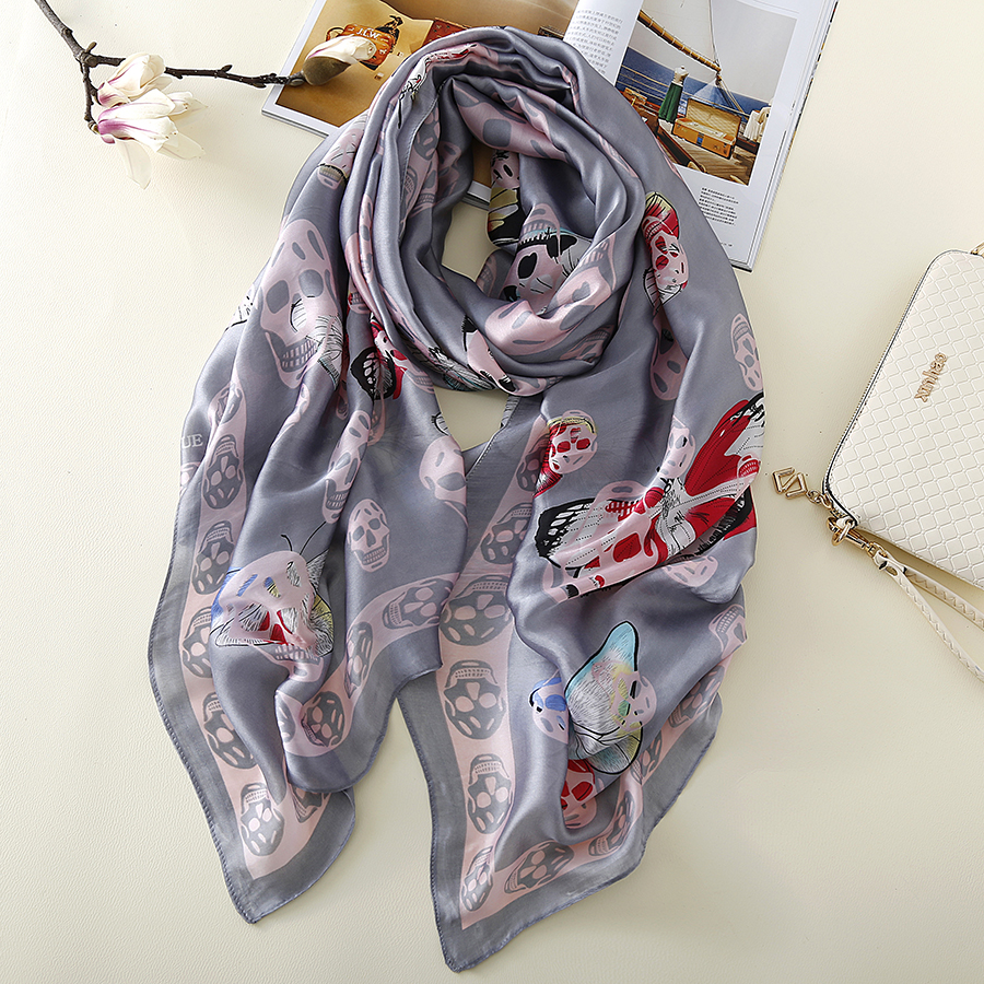 luxury- Scarf Classical Skull Pattern Scarf 110g Oversized 180*90CM New Silk Satin Women Bandanas Girls Beach Sunblock Scarves A180XSD011
luxury- Scarf Classical Skull Pattern Scarf 110g Oversized 180*90CM New Silk Satin Women Bandanas Girls Beach Sunblock Scarves A180XSD011