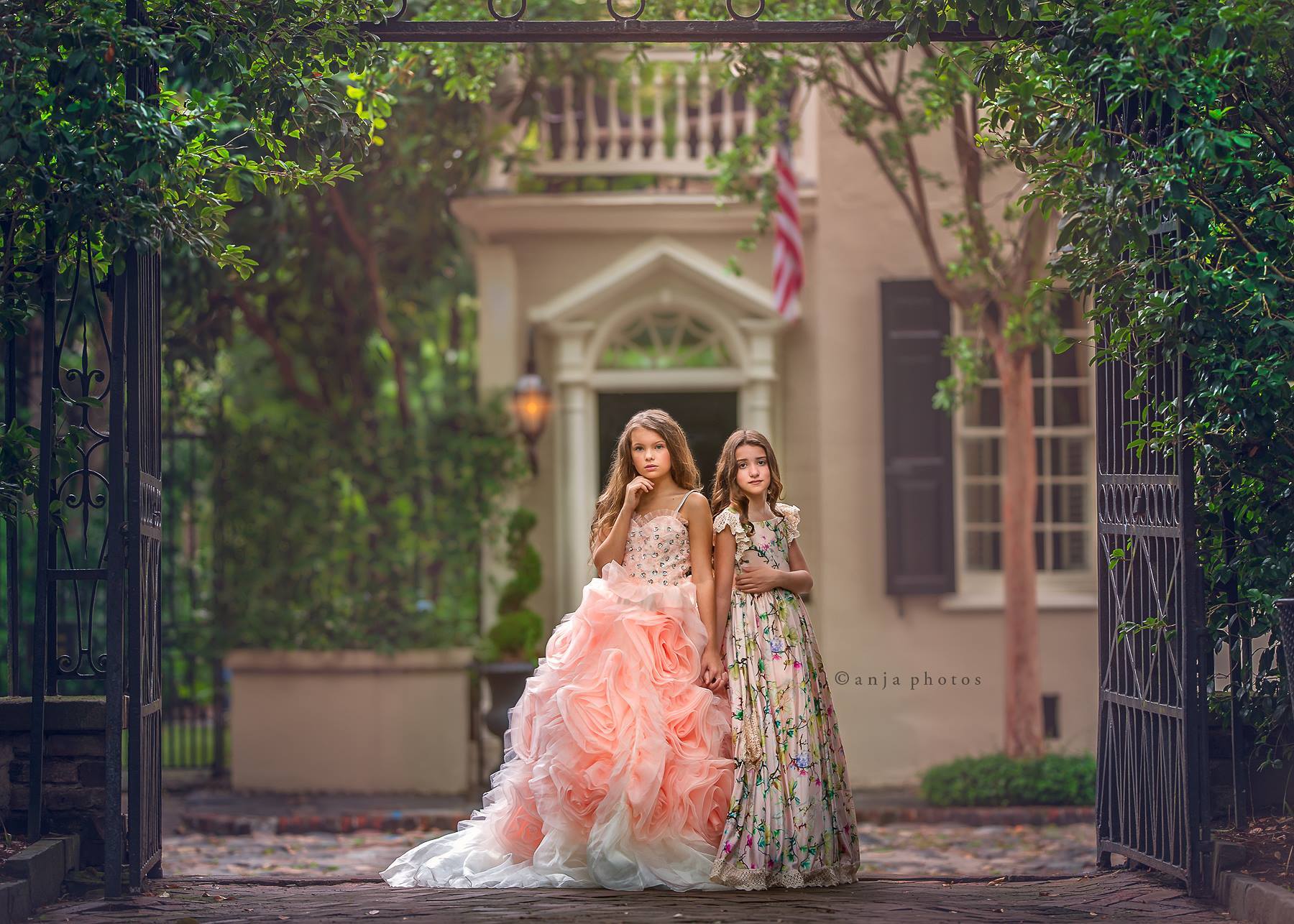 2019 Crystal Girls Pageant Dresses Spaghetti Lace Ruffles Tiered Skirts Luxury Flower Girls Dress Birthday Wear A Line Kids Wedding Gowns