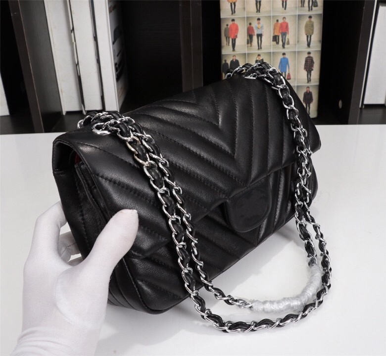Luxury Women Top Quality V Wave Pattern Flap Chain Bag Oil Wax Real Leather Shoulder Handbag Designer Bags Crossbody Purse Messenger bag, Black -silver hw
Luxury Women Top Quality V Wave Pattern Flap Chain Bag Oil Wax Real Leather Shoulder Handbag Designer Bags Crossbody Purse Messenger bag, Black -silver hw