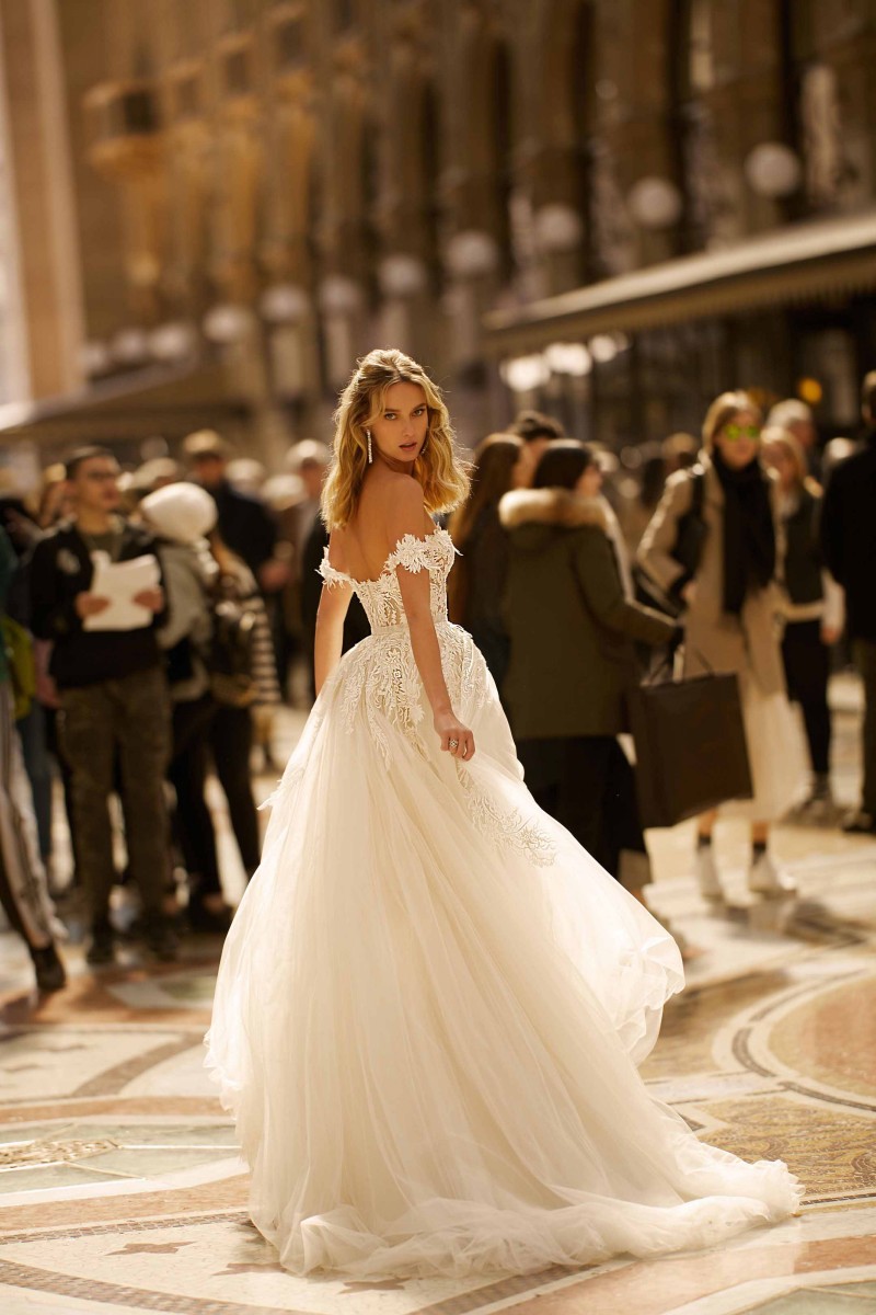 2020 Berta Wedding Dresses Off Shoulder Lace Appliqued Sleeveless Bridal Gowns Ruffled Backless Sweep Train Custom Made Robes De Mariée