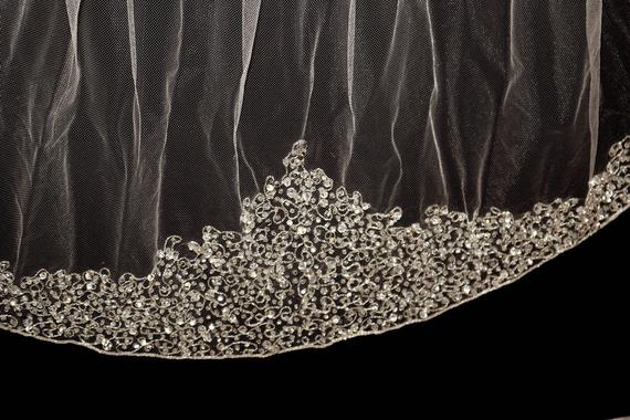 2019 Crystal Beads Wedding Veils One Layer Lace Fingertip Length Custom Luxury Bridal Veil With Comb Hot Selling