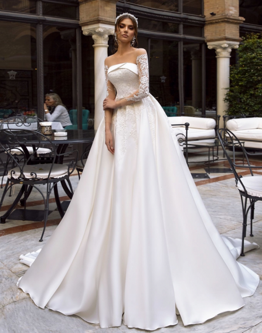 2020 Vintage A-line Satin Reflective Wedding Dress Lace Appliques Long Sleeve Court Train Customized Illusion Neck Bridal Gown