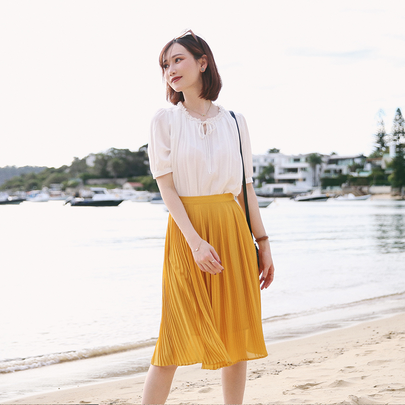 light Chen Xiaoying original design comfortable pleated shirt middle sleeve lace up Chiffon Top Female, As pic
light Chen Xiaoying original design comfortable pleated shirt middle sleeve lace up Chiffon Top Female, As pic