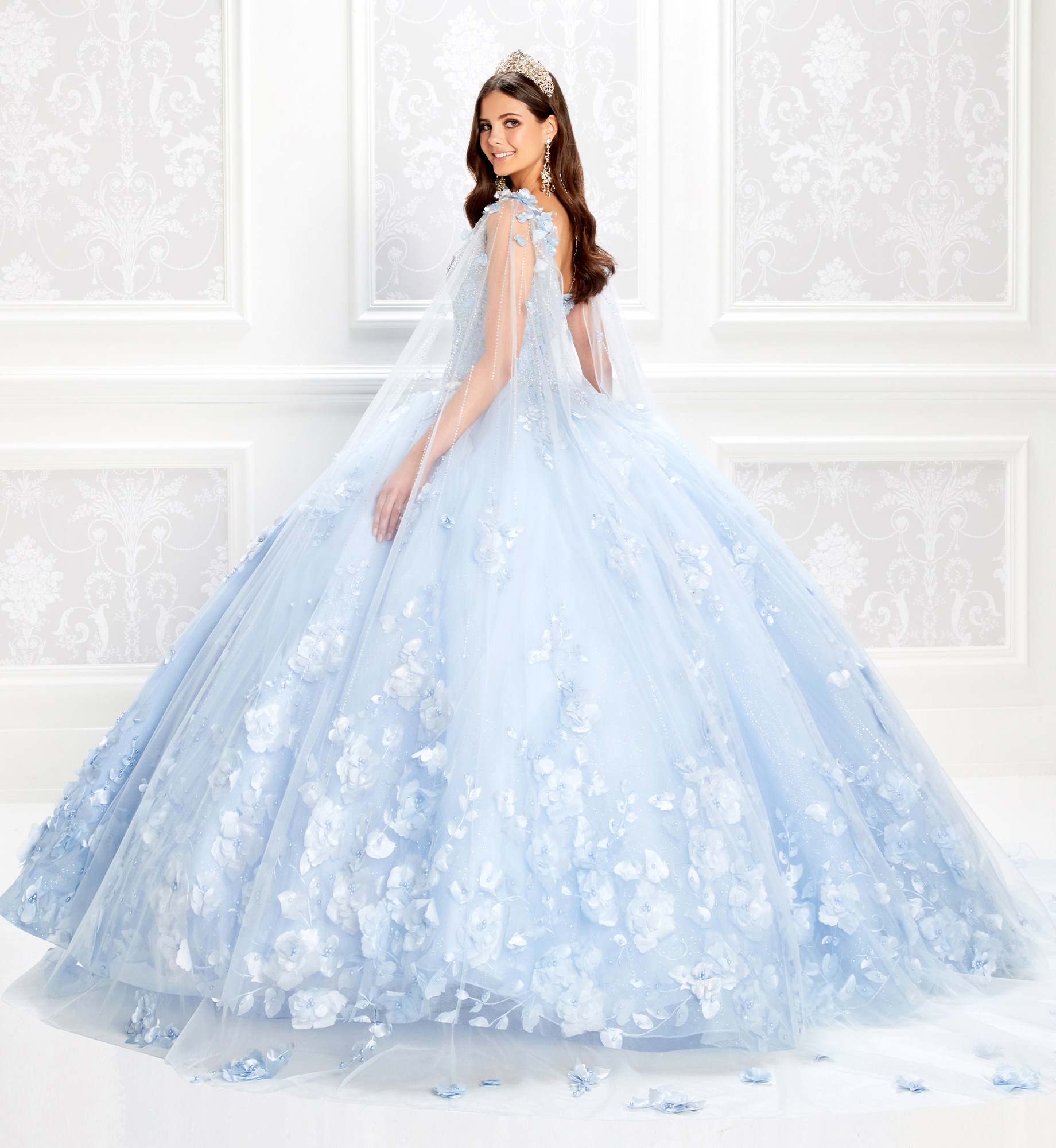 Light Blue Ball Gown Quinceanera Dresses With Wrap V Neck ral Appliqued Beads Sweet 16 Dress Sweep Train Masquerade Prom Gowns