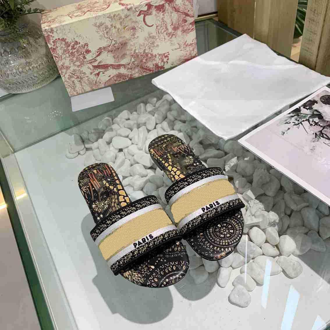 2020 Women Sandals Paris Embroidered Slippers DWAY Embroidered Cotton Sandals Designer Women Shoes Leather Slippers Flip flop With Box
2020 Women Sandals Paris Embroidered Slippers DWAY Embroidered Cotton Sandals Designer Women Shoes Leather Slippers Flip flop With Box