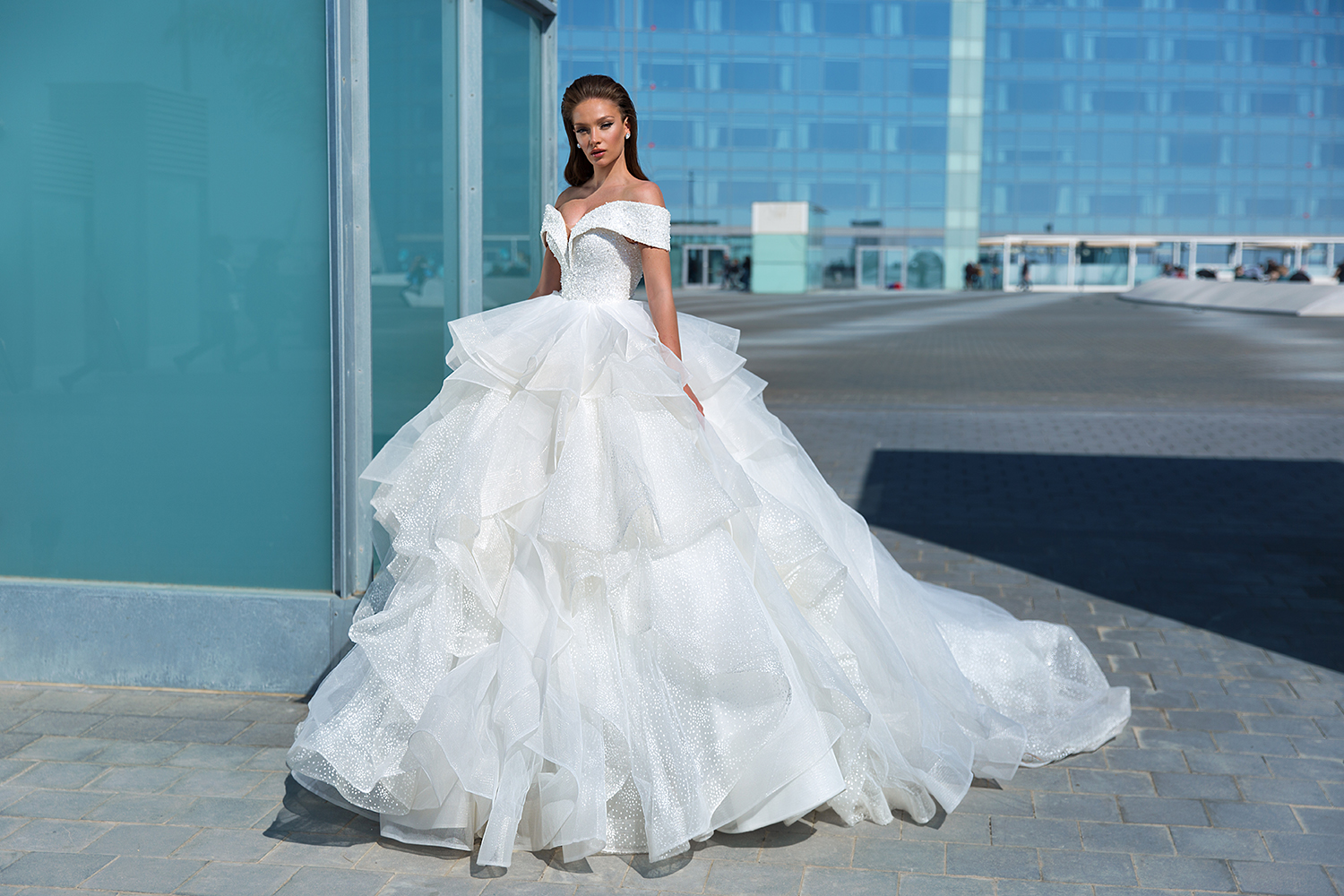 2020 New Arrival Gowns Off Shoulder Zipper A Line Sweep Train Tulle Wedding Dresses Plus Size Tiers Sequins Bridal Gown