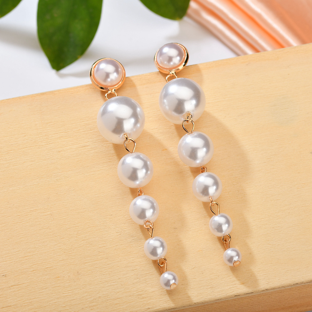 Imitation pearl earrings, female banquet dress, fashion matching, elegant atmosphere