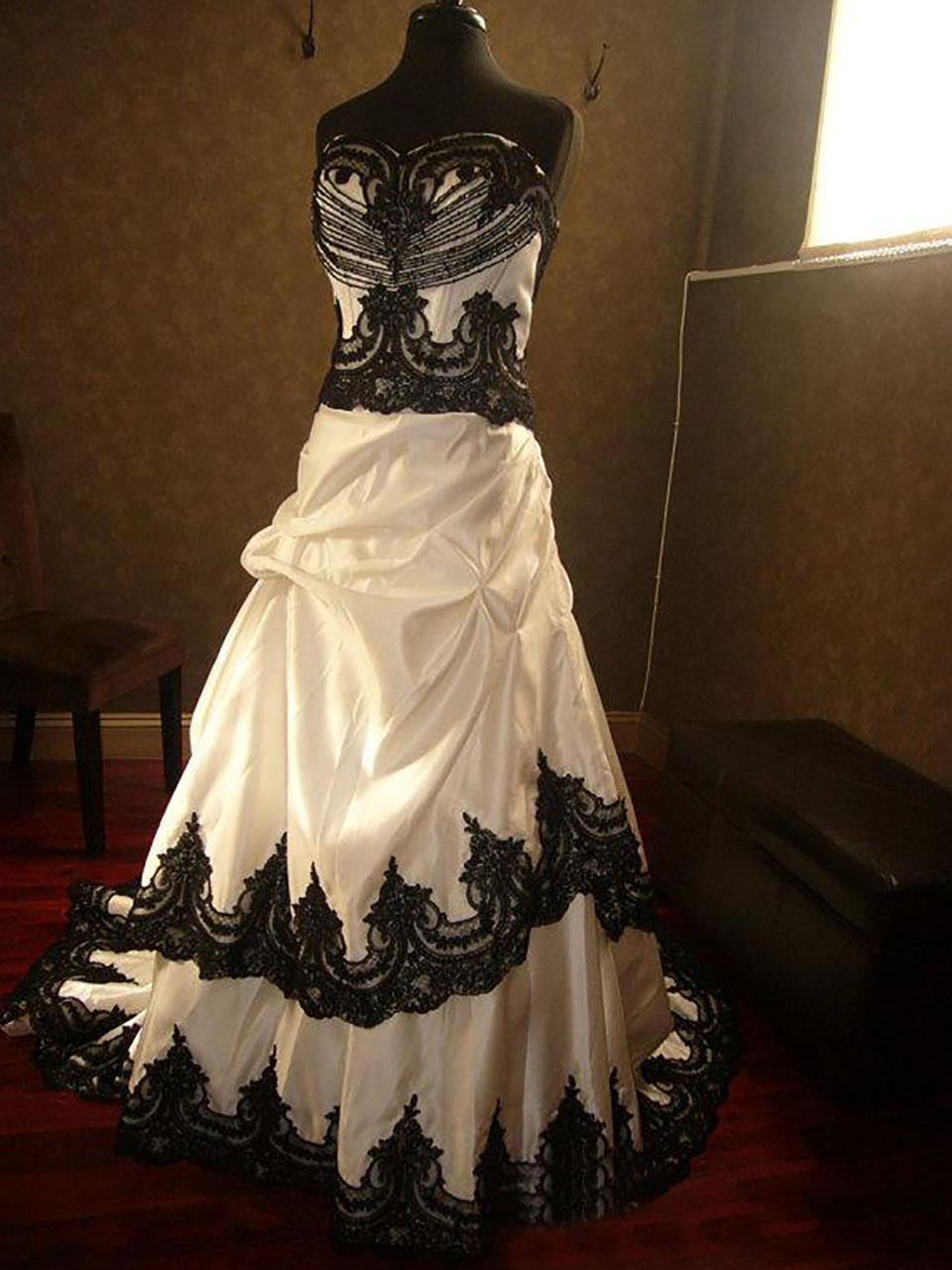 Stunning Gothic Black and White Wedding Dresses Lace Appliques Cascading Court Train Taffeta Steampunk Halloween Bridal Gowns Wed Dress Wed