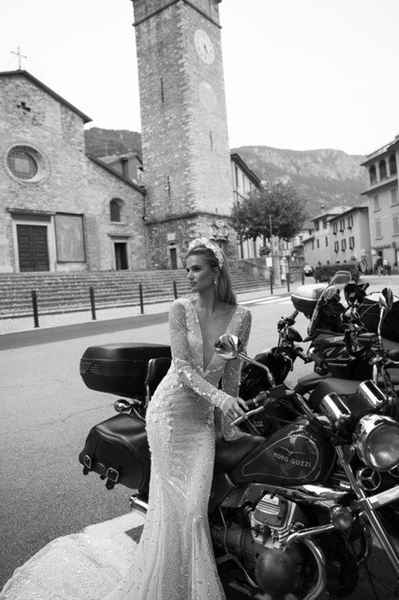 2020 Sparkling Mermaid Wedding Dresses V Neck Lace Appliqued Sexy Backless Beading Bridal Gowns Sweep Train Long Sleeve Wedding Dress