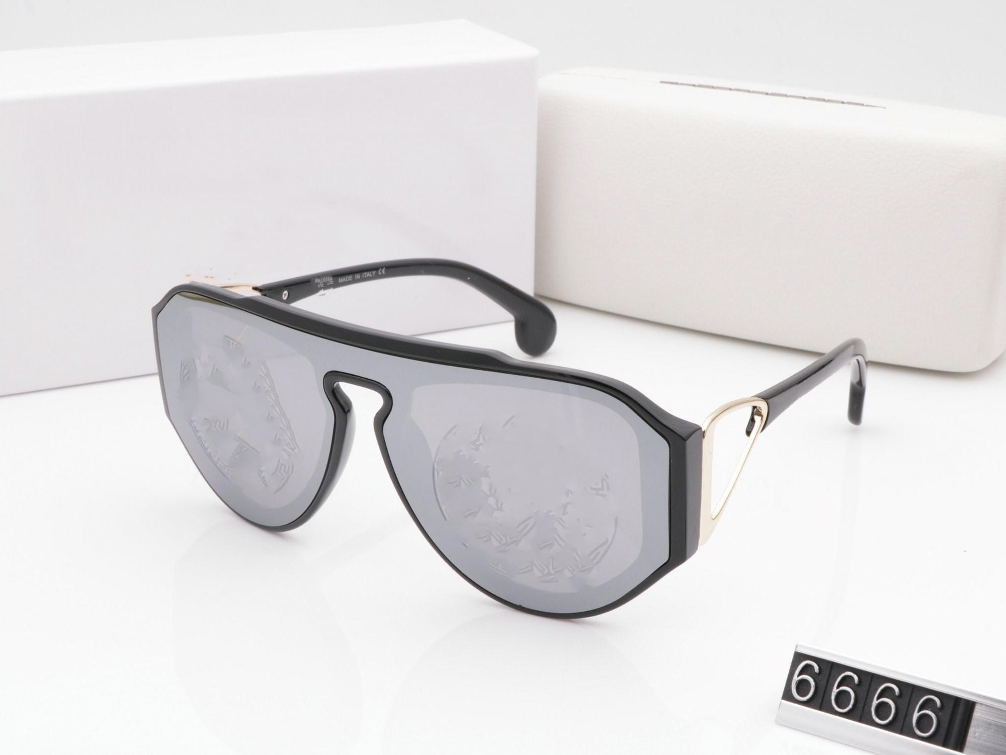 Hot 2020 New Fashion Vintage Driving Sunglasses Men Outdoor Sports Designer Luxury Famous Mens women Sunglasses Glasses With Cases Box., White;black
Hot 2020 New Fashion Vintage Driving Sunglasses Men Outdoor Sports Designer Luxury Famous Mens women Sunglasses Glasses With Cases Box., White;black