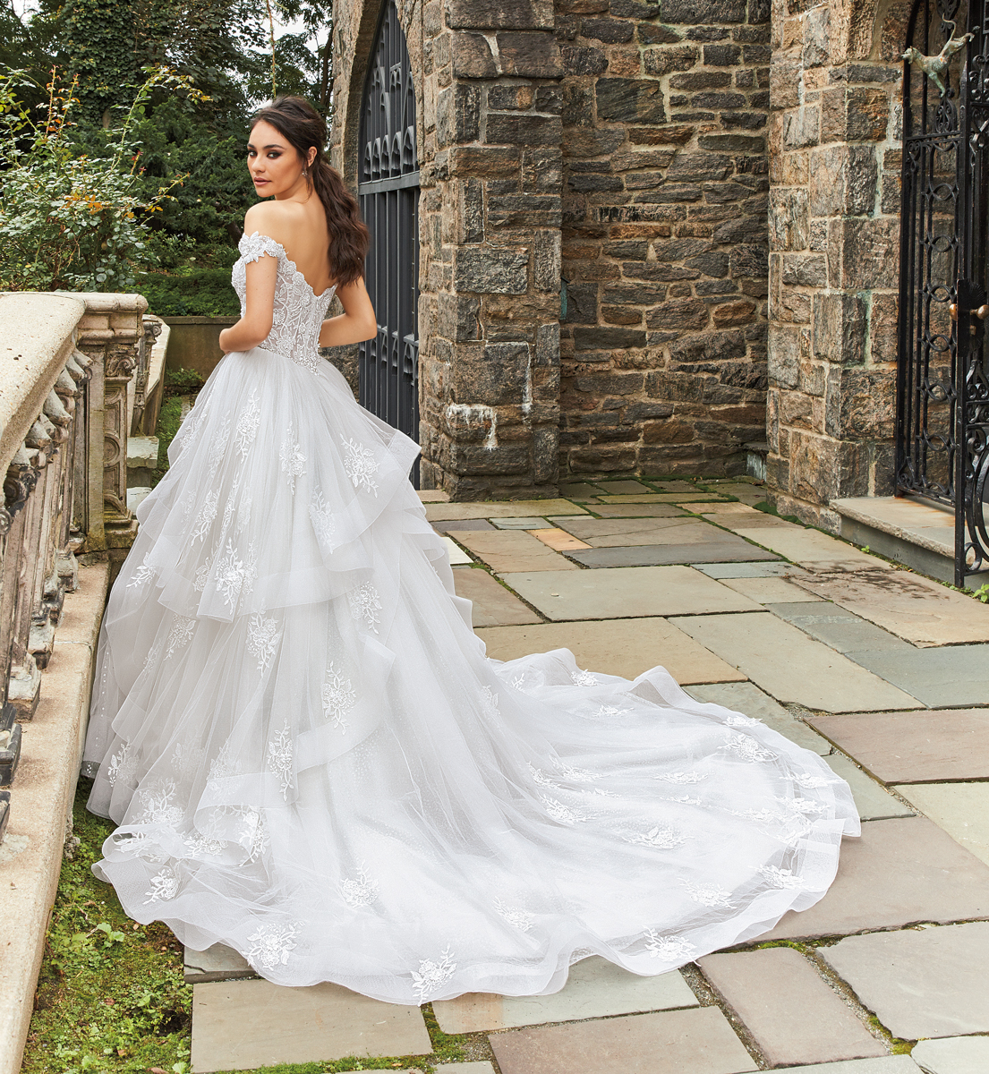 2019 Lace Country Wedding Dresses Off The Shoulder Appliques Tiered Skirts Beach Wedding Dress Beads Elegant Bridal Gowns Garden Plus Size