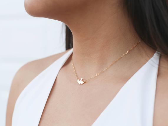 Tiny Soar Flying Bird pendant charm Necklace Peace Dove Necklace Little Swallow Baby Bird Necklaces Abstract Necklaces for Women Jewelry