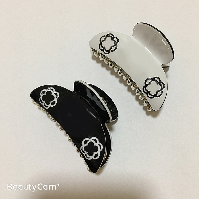 7X3.5CM Simple black and white acrylic Camellia claw clip C hair clips barrettes for ladies collection Fashion classic Items Jewelry headdress vip gift
7X3.5CM Simple black and white acrylic Camellia claw clip C hair clips barrettes for ladies collection Fashion classic Items Jewelry headdress vip gift
