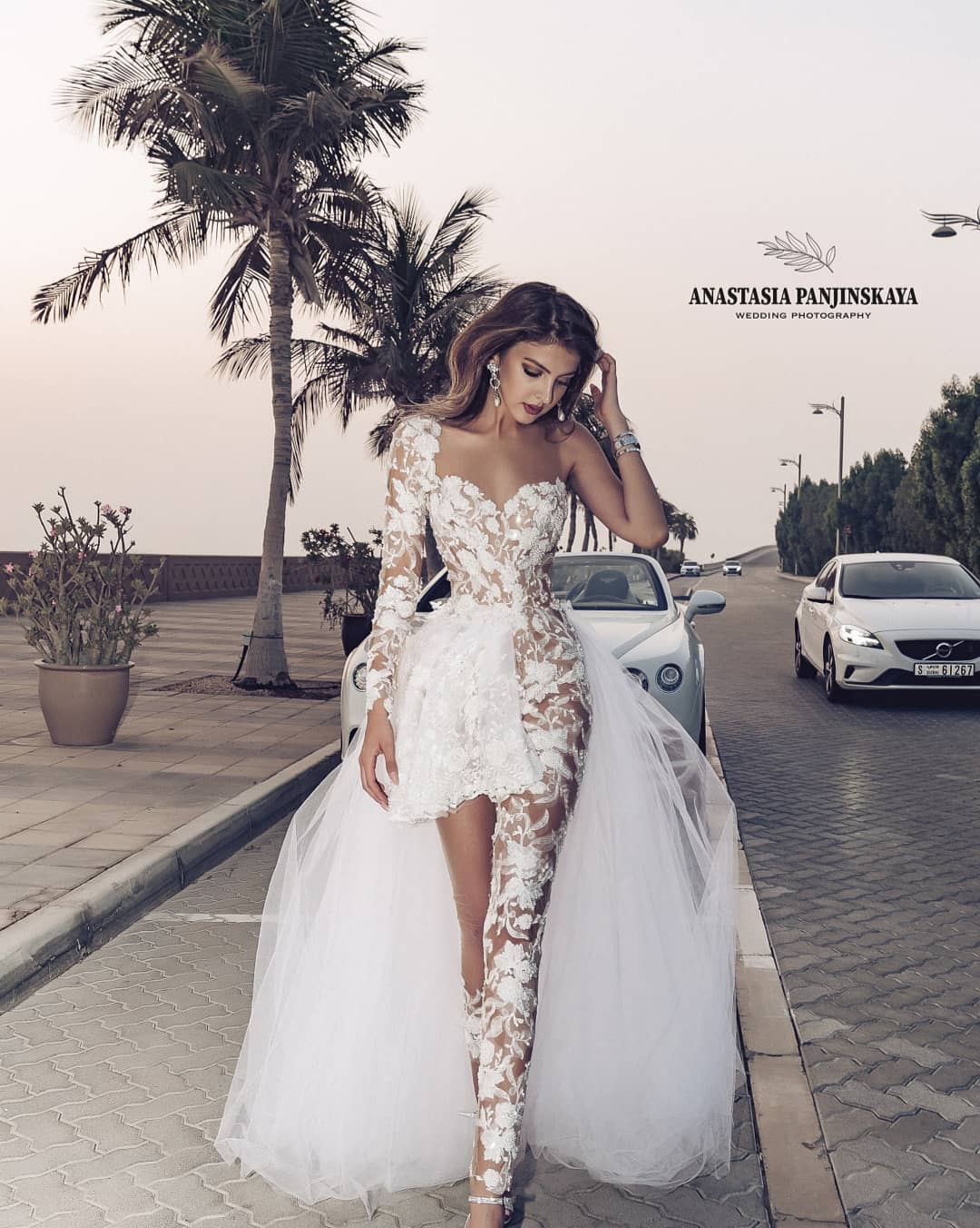 2020 White Wedding Jumpsuits With Detachable Train Lace 3D Floral Appliqued Illusion Long Sleeve Beach Wedding Dresses Vestidos De Novia