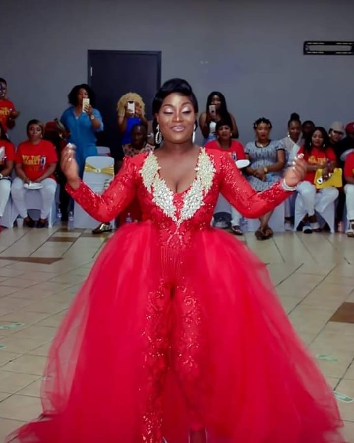 Red Overskirt Lace Jumpsuit Prom Dresses With Detachable Train V Neck Sequined Evening Gowns Long Sleeves Plus Size Appliqued Formal Dress