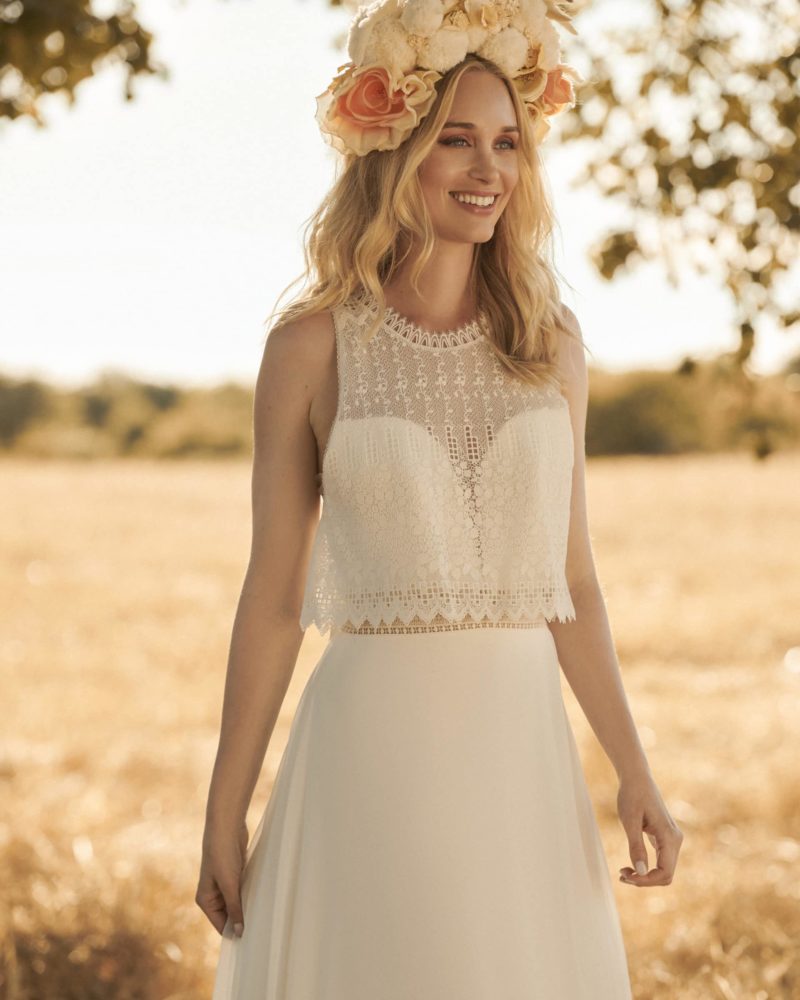 2020 Modest Rembo Styling Bohemian Simple Jewel Sleeveless Backless Wedding Dresses Lace Ruffles Wedding Gowns Sweep Train robe de mariée