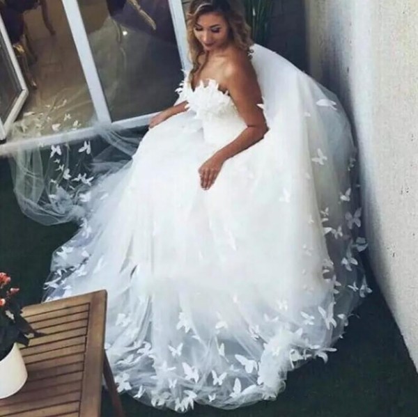 Spring 2020 Gorgeous Ball Gown Wedding Dresses Patterns Sweetheart Neckline Heavy Butterfly Appliques White Tulle Bridal Gowns Wholesale