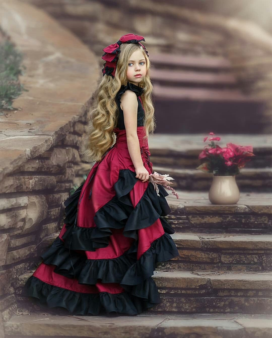 Hilo Flower Girl Dresses Jewel Sleeveless Appliqued Lace Tiered Girl Pageant Gown Sweep Train Custom Made Skirts Birthday Gown Hot Sell