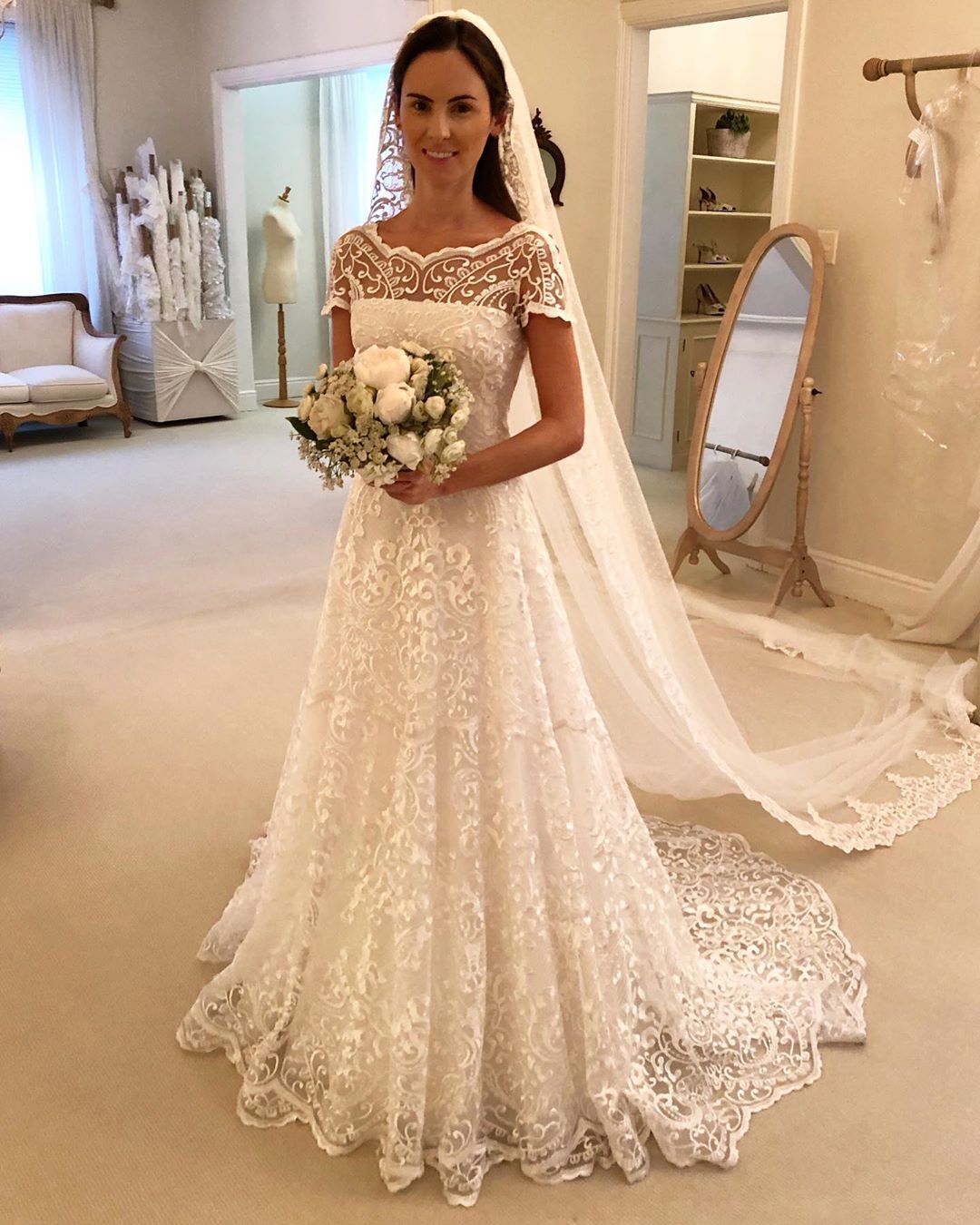 Short Charming Sleeves Lace Wedding Dresses Sheer Bateau Neck A E Plus Size Bridal Gowns Sweep Train Robe De Mari E