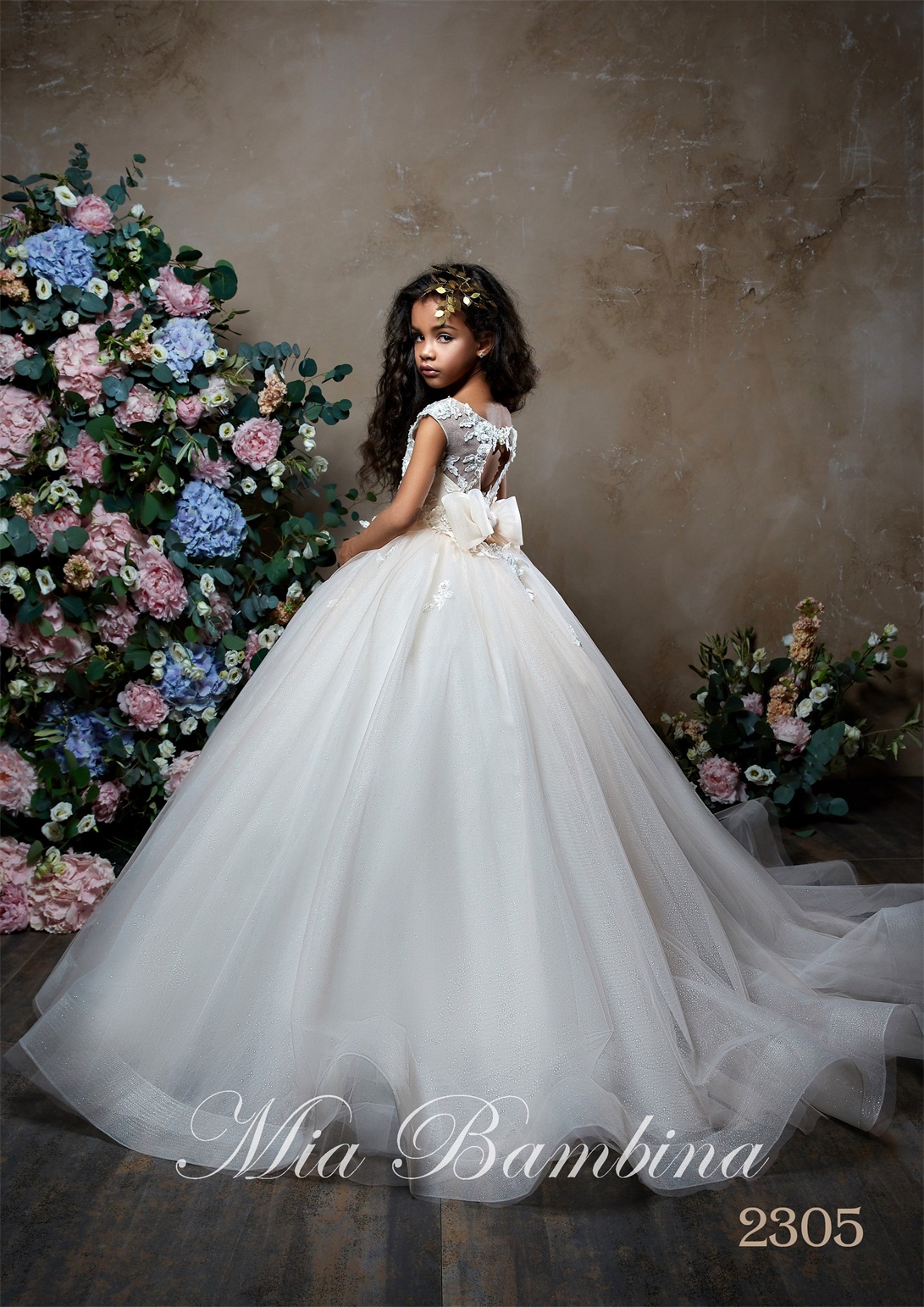 Bling Flower Girl Dresses Boat Neck Appliqued Beaded Sleeveless Girl Pageant Gown Open Back Bow Sash Ruffle Sweep Train Birthday Gowns