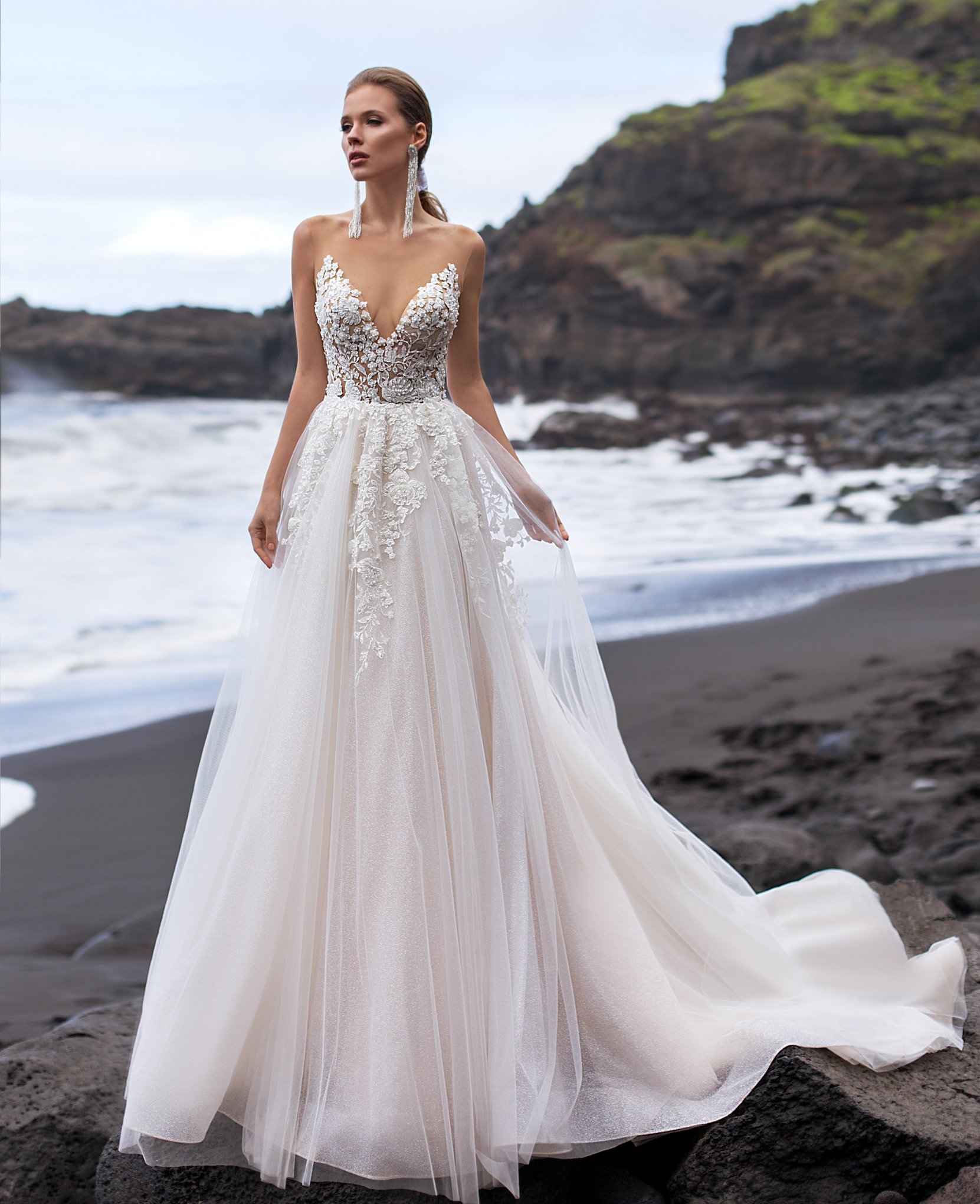 Sexy Illusion Wedding Dresses Deep V Neck Lace Applique Backless Sweep Train Boho Beach Country Plus Size Tulle Bridal Gowns